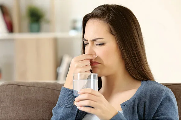 khi sử dụng nước có màu, mùi, vị khác thường hãy ngưng sử dụng và tìm nguyên nhân