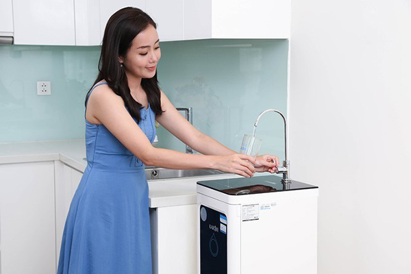sử dụng máy lọc nước để loại bỏ các tạp chất