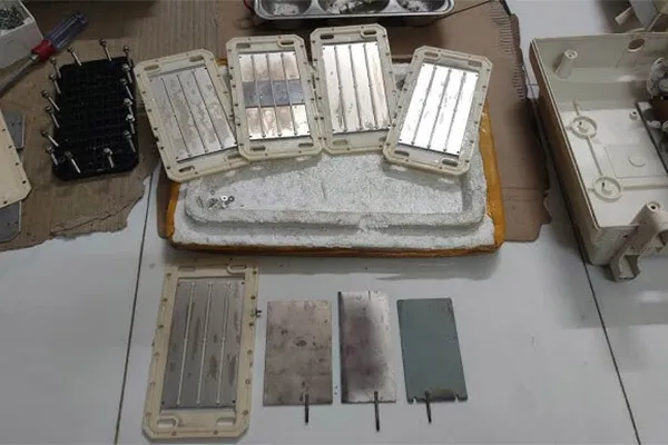 vệ sinh tấm điện cực bằng phương pháp thủ công