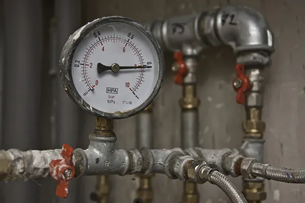 nguồn nước đầu vào không đủ do máy bơm hỏng, điện yếu hoặc khóa van sai cũng là nguyên nhân gây ra tình trạng máy kêu to