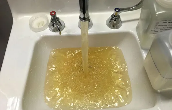 nước đầu vào bị nhiễm độc nên nước lọc ra bị đục