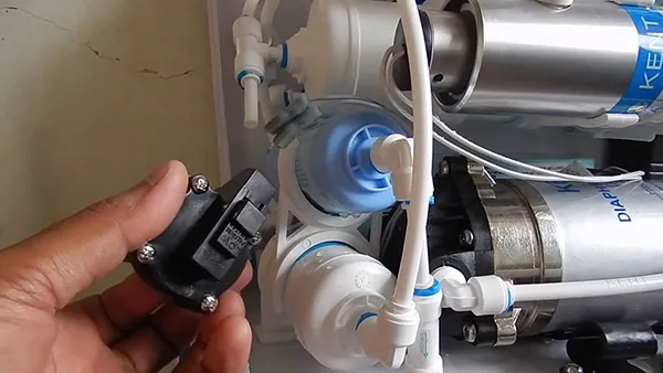 van cao áp bị hỏng làm máy lọc nước chạy không ngắt